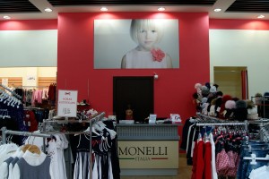 Интерьерное решение<br />
Магазин детской одежды «Monelli»<br />
ТРЦ «Акрополь»